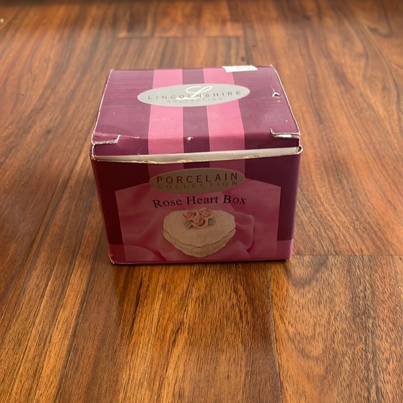 Porcelain Rose Heart Trinket box - Picture 2 of 4